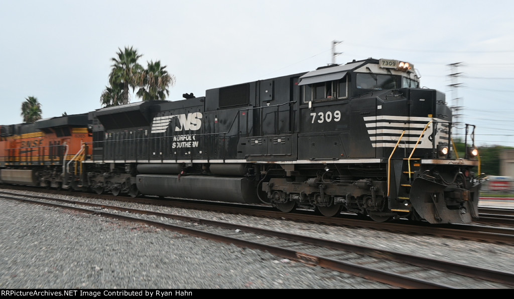 NS Helper Unit on BNSF